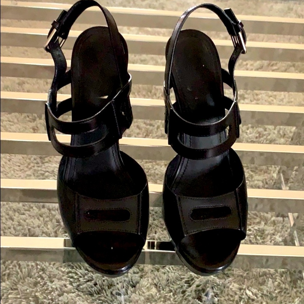 YSL heel. Excellent condition.